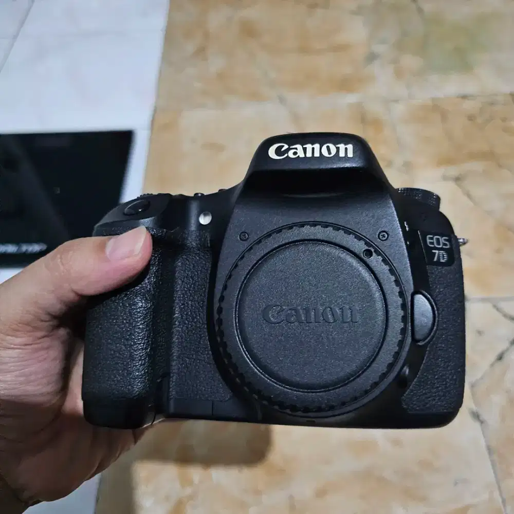 Canon 7D body only no minus
