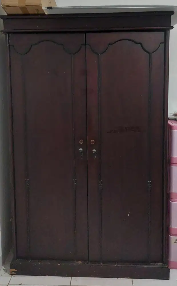 Lemari pakaian baju