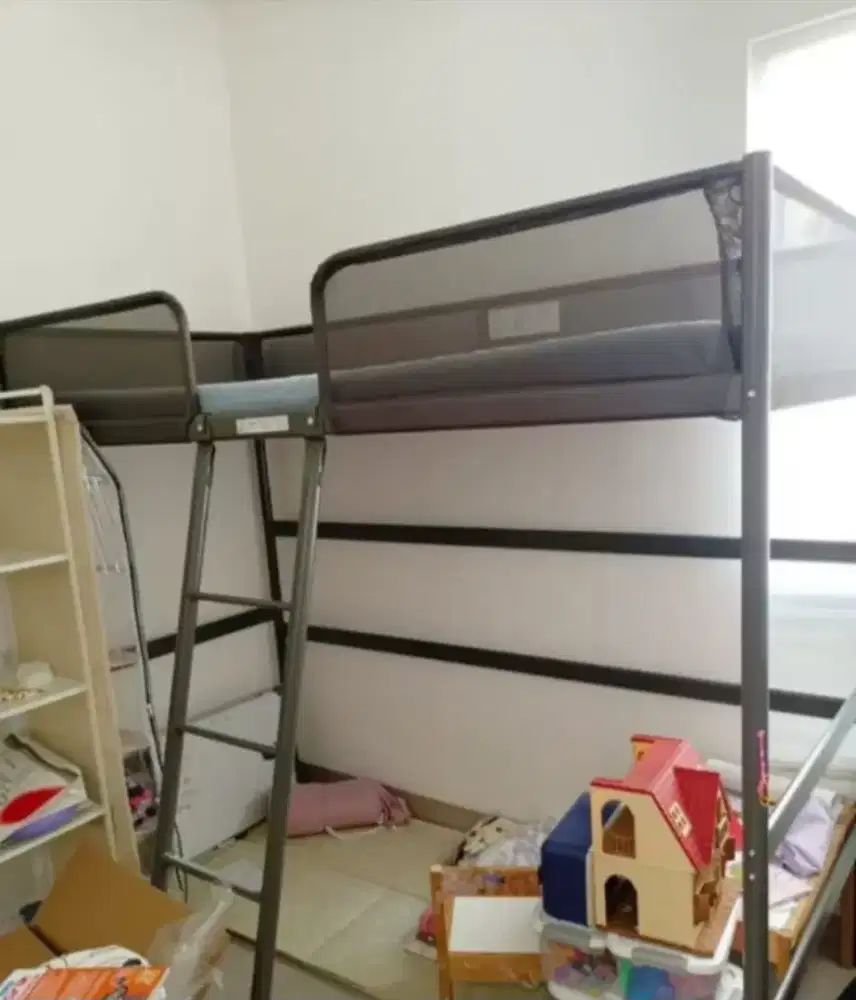 Rangkat tempat tidur tinggi IKEA