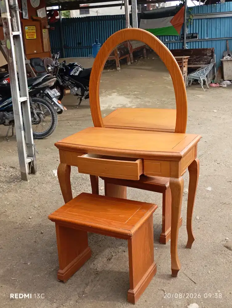 Meja rias kayu minimalis