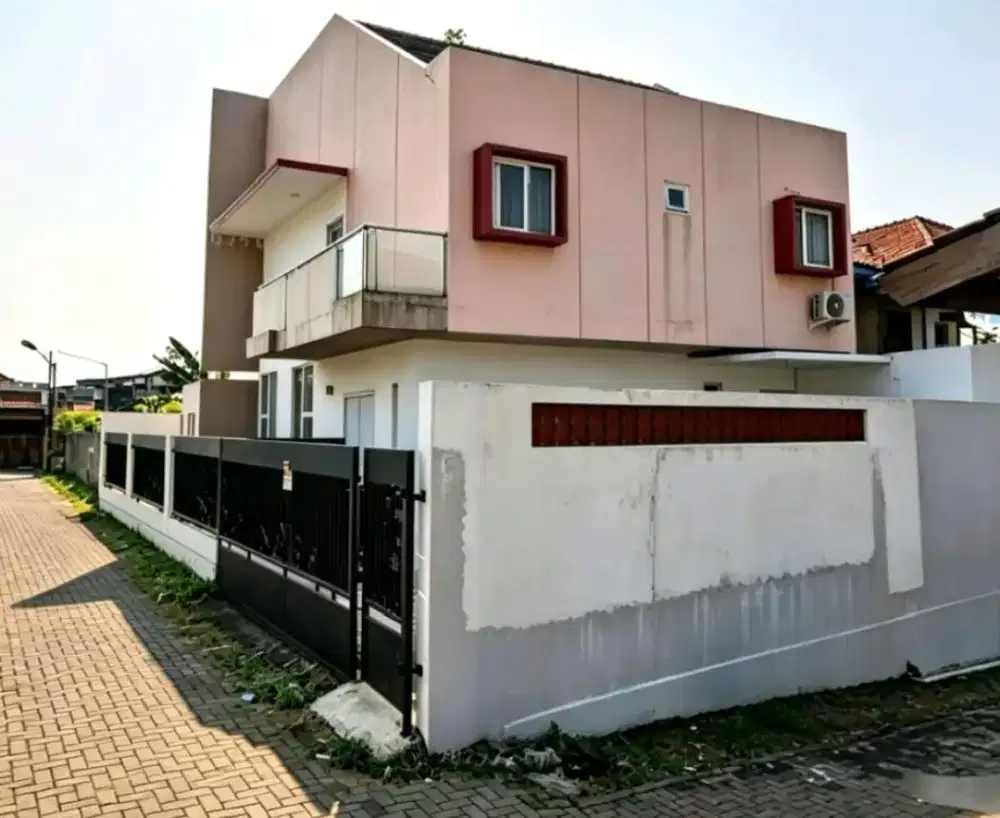 Rumah dijual siap huni banyumanik 2 lantai jalan lebar sangatstrategis