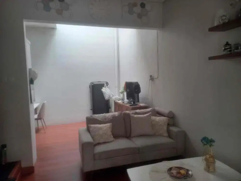 Carport 2 Mobil + Semi Furnished! Dijual Rumah 2 Lantai di Cluster Lavesh - Harga Nego Loh