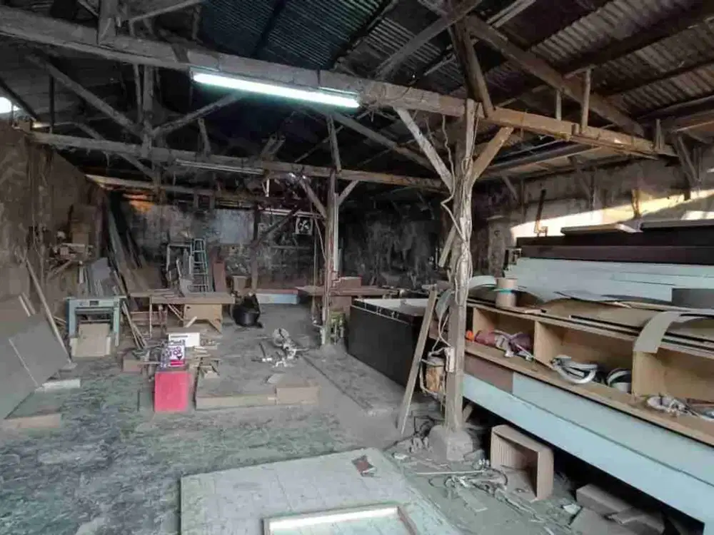 Gudang Dan Tanah Luas