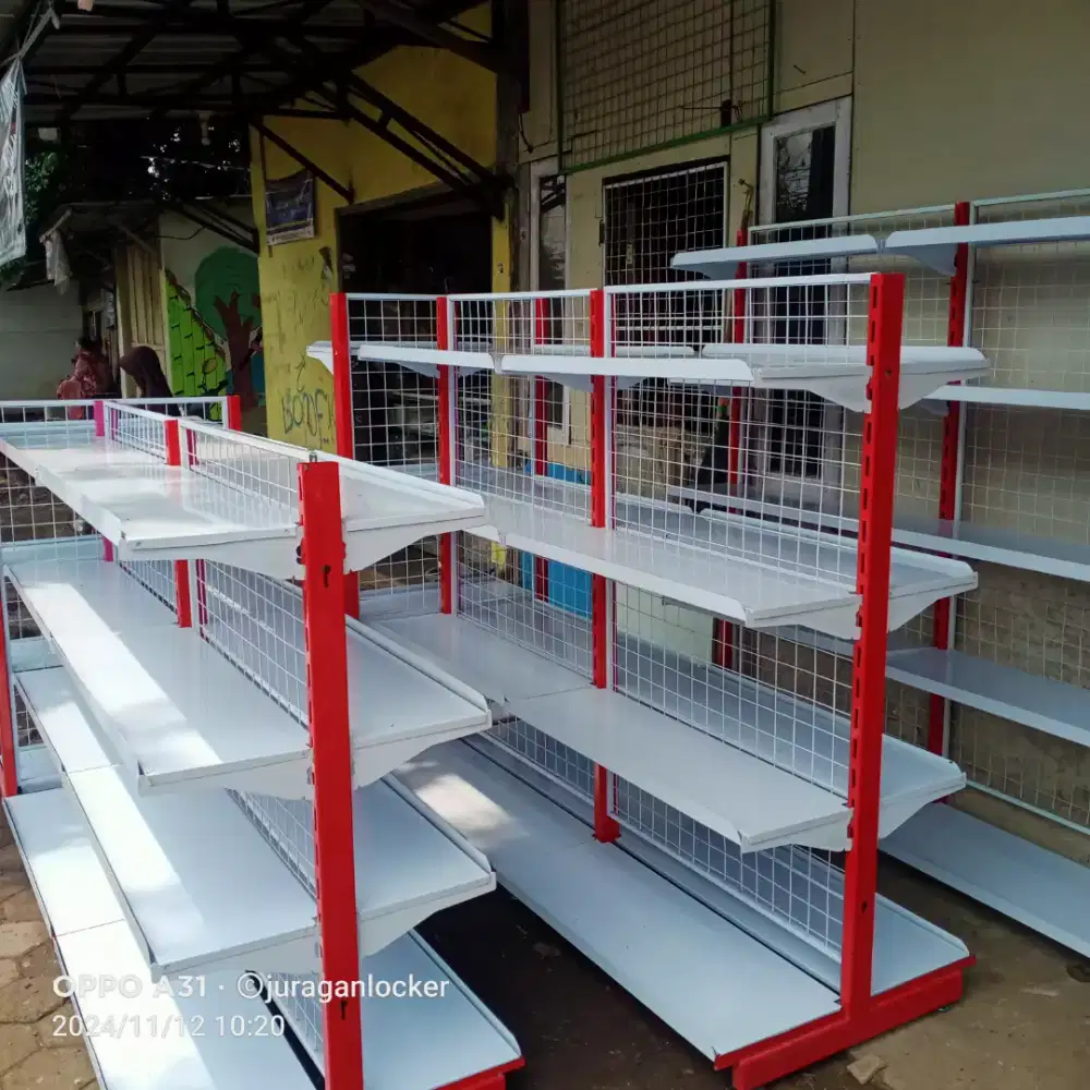 Rak minimarket dan meja kasir