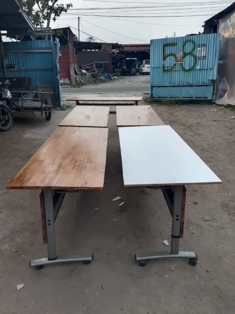 Meja lipat serbaguna