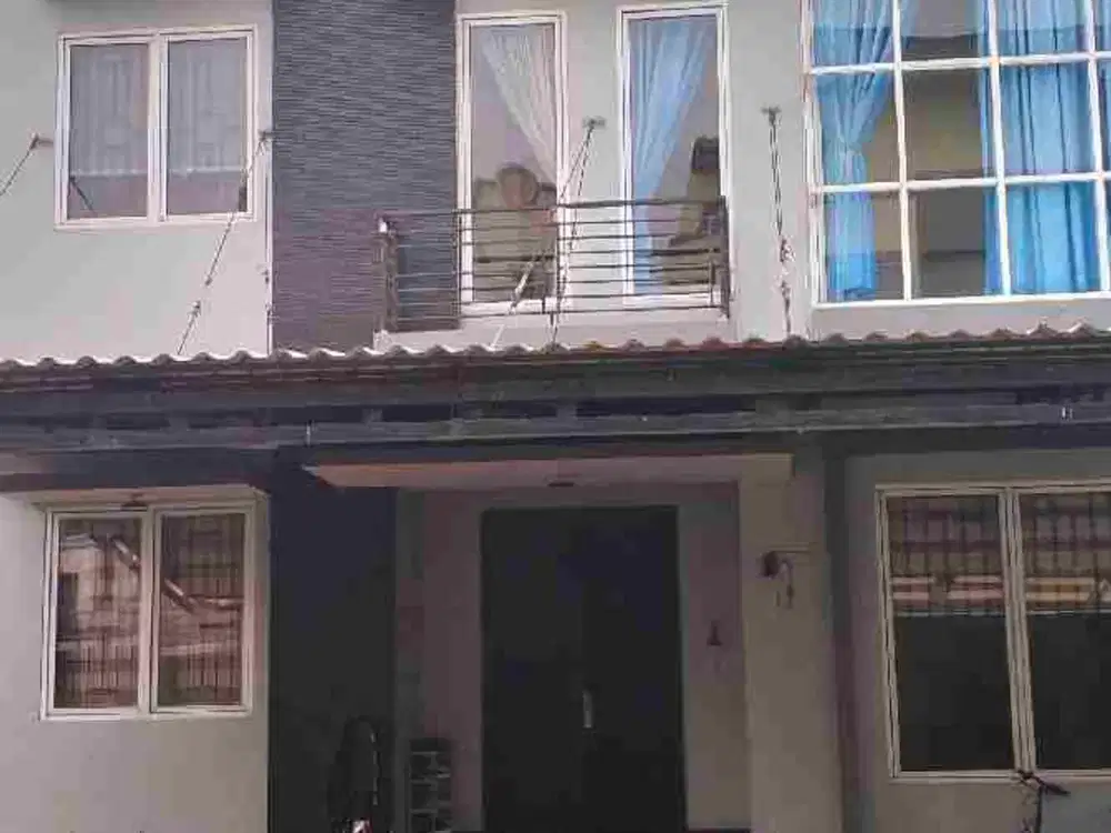 Jual rumah mewah 3 lantai siap huni. Atap baja ringan