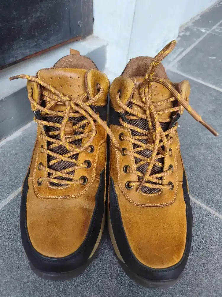 Sepatu booth Jim joker
