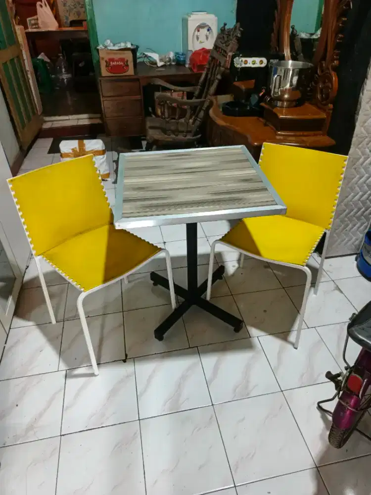 meja kursi bekas pro chiken ada 10 set