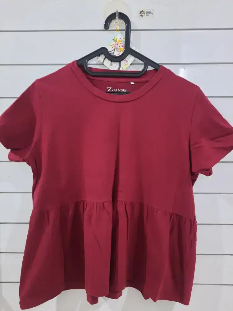 Kaos merah maron kerah bulat
