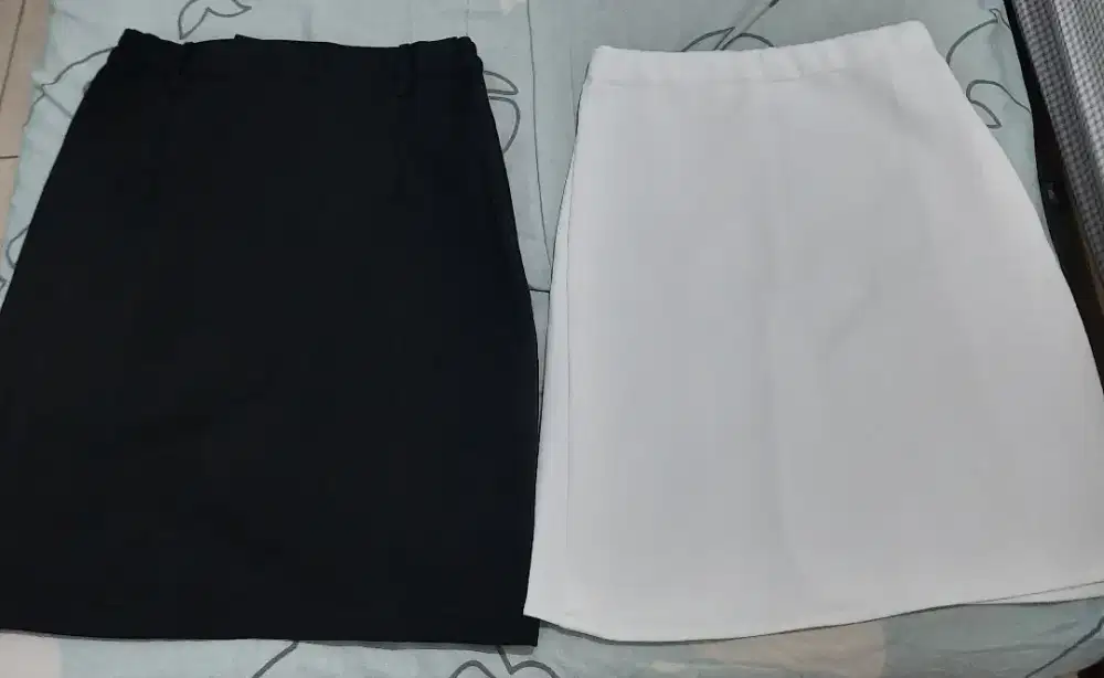Rok hitam dan putih pendek