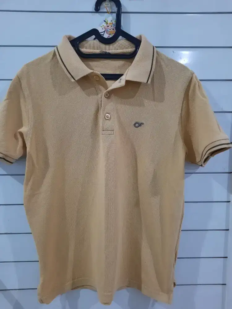 Kaos kerah CF warna cream