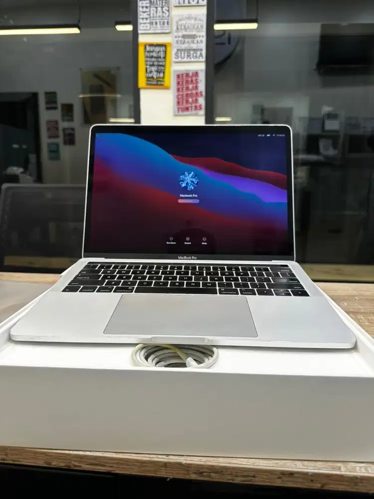 Macbook Pro 2016 Touch Bar 13inch 8/256Gb Second Fullset Lengkap