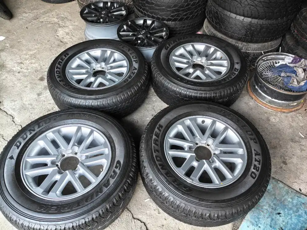Jual vleg OEM Fortuner vnt R17 kond mulus dop komplit ban Dunlop 4pcs.