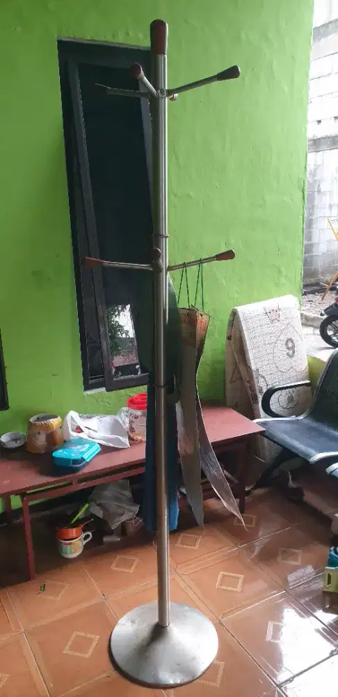 gantungan tiang baju topi jas