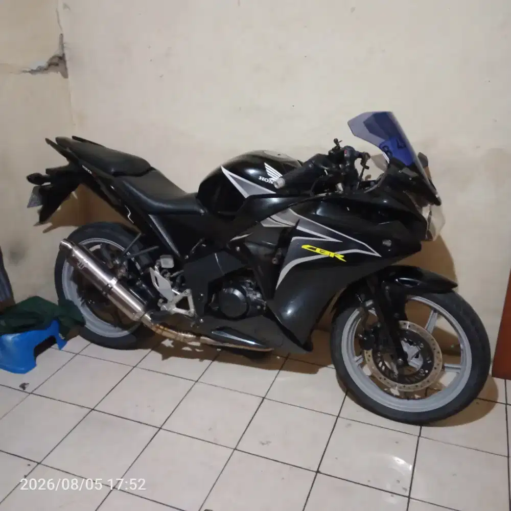 Di jual CBR 150 cbu 2013 surat lengkap pajak off 1x.