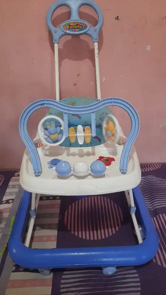 Jual Baby Walker merk Family second