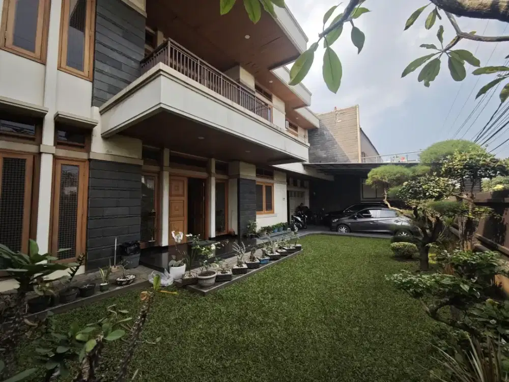 Rumah Besar Siap Huni di Jalan Utama Mekarwangi