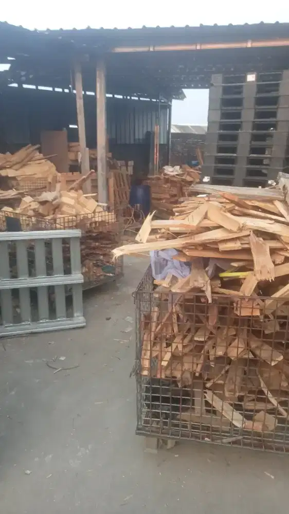 Kayu bakar bekas palet. Ada 2 rit pickup
