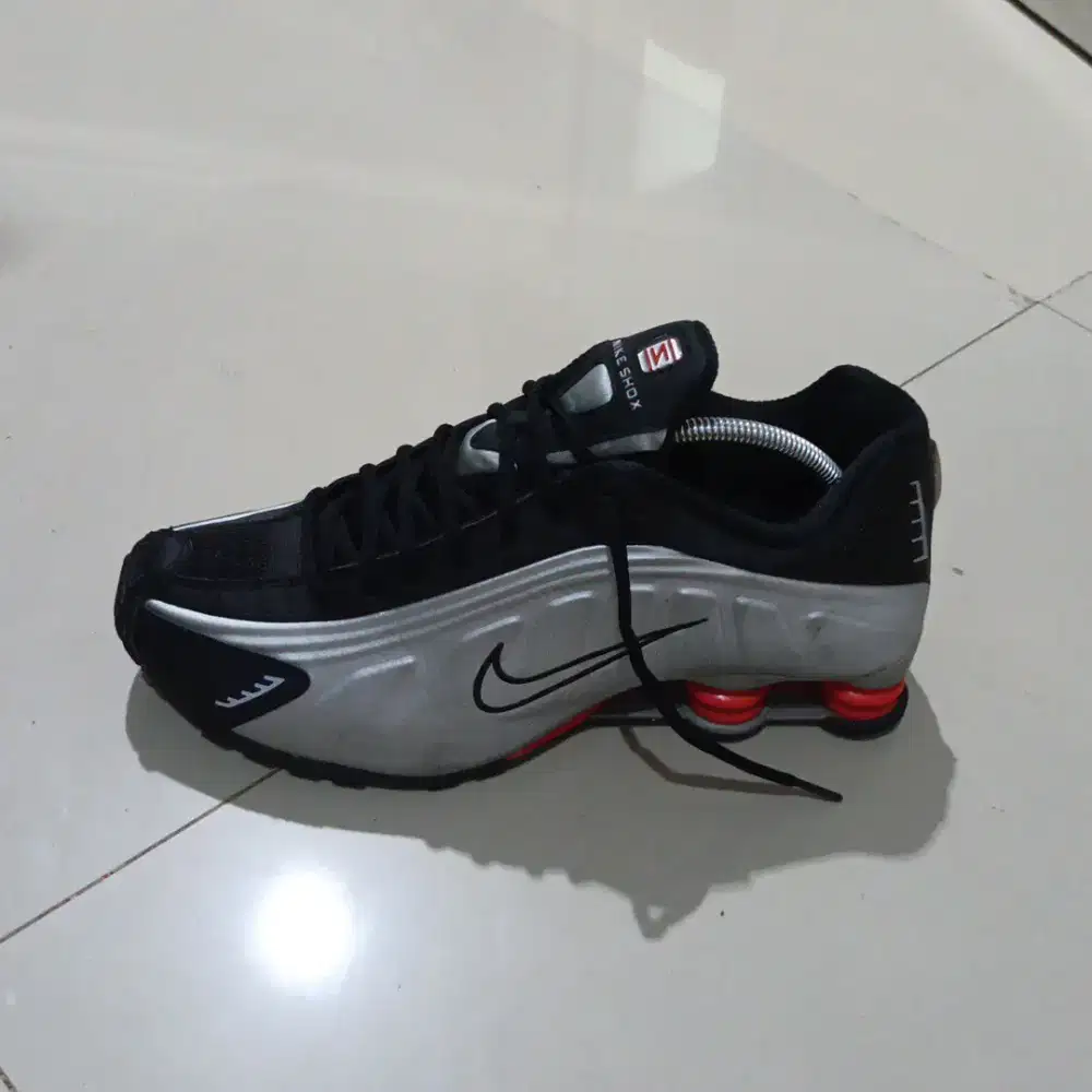 di jual sepatu nike shox R4 di maharin 1,5 nego. dijamin ori