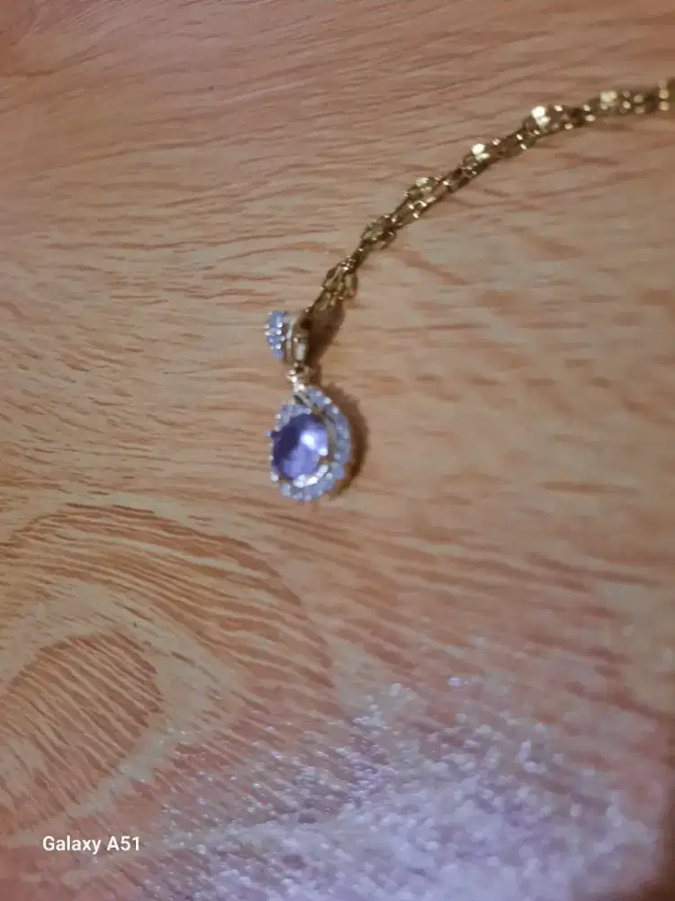 KALUNG RANTAI TOSCANO DENGAN LIONTIN PERMATA UNGU KECUBUNG