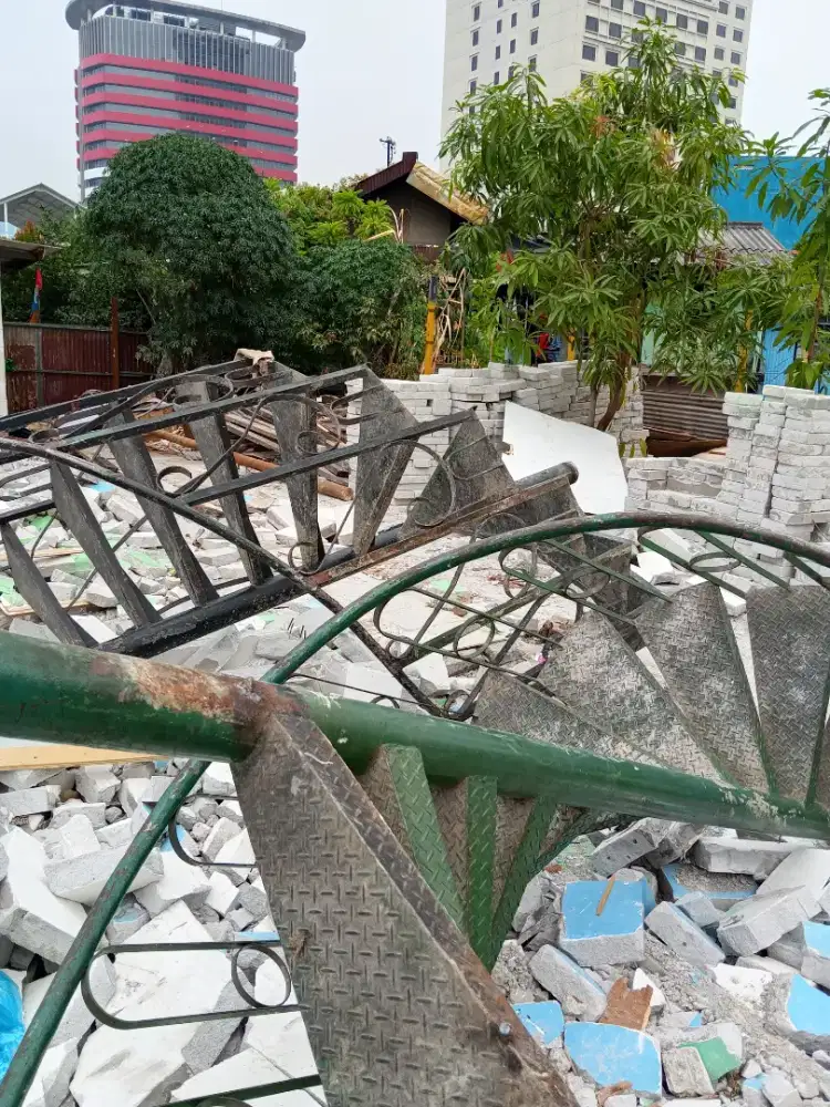Tangga putar tinggi 3 mtr ada 2 unit .