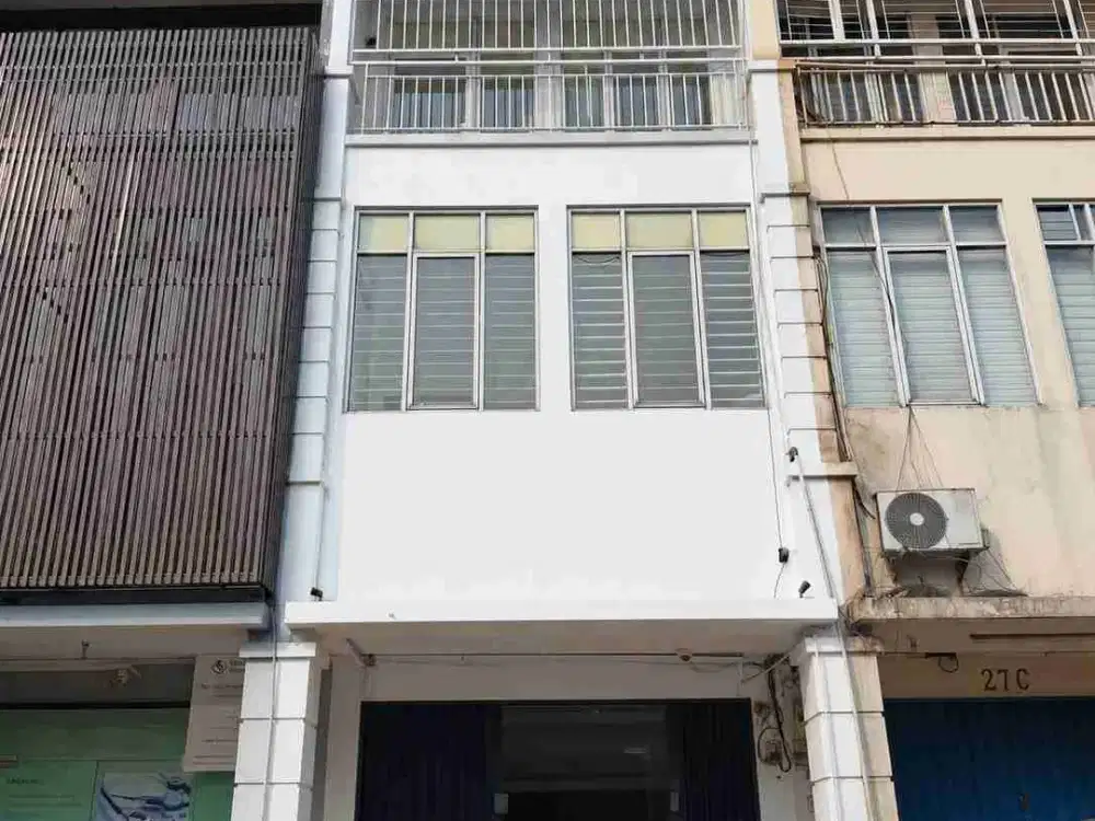 DISEWAKAN RUKO TINGKAT 4 LANTAI  TERAWAT DENGAN LOKASI YANG SANGAT STARTEGIS