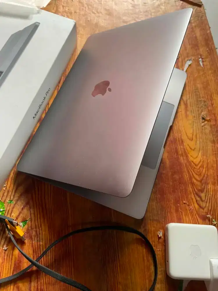 Macbook pro 13in thn 2019 touchbar ram8/ssd128gb fullset mulus normal