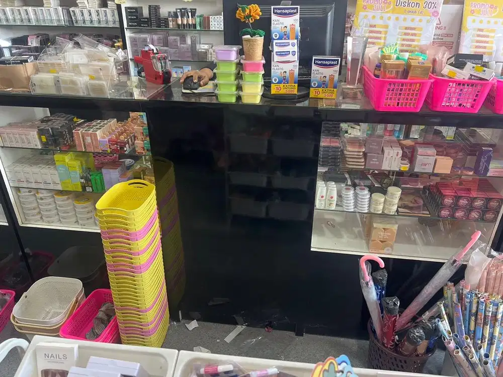 Rak kosmetik atau rak ponsel