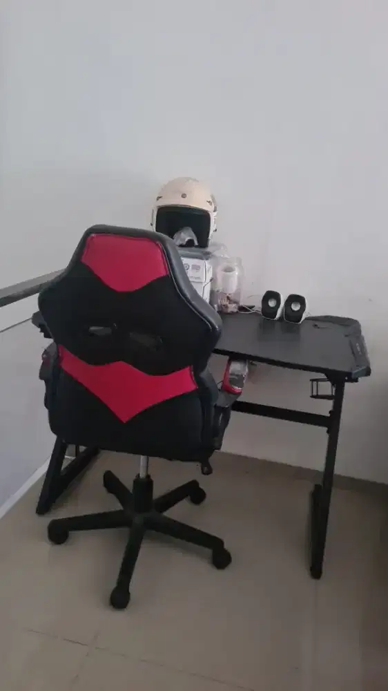 Meja dan kursi gaming.
