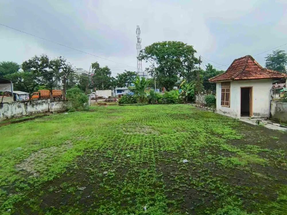 DISEWAKAN rumah/kantor di pinggir jalan utama