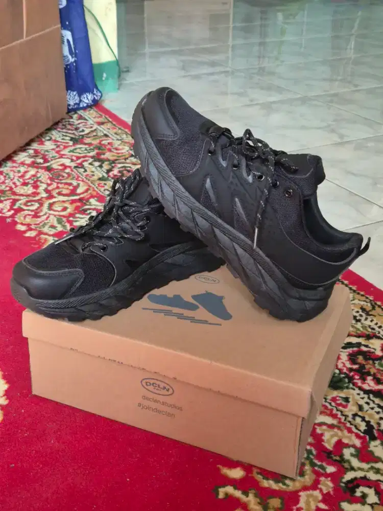 Dijual Sneakers Kondisi Like New.