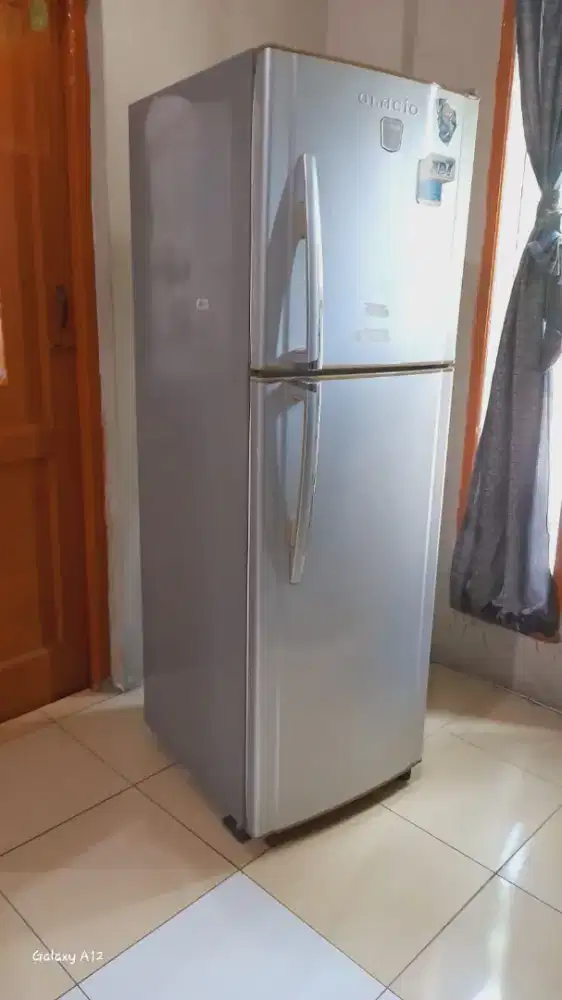 [Dijual cepat] kulkas toshiba