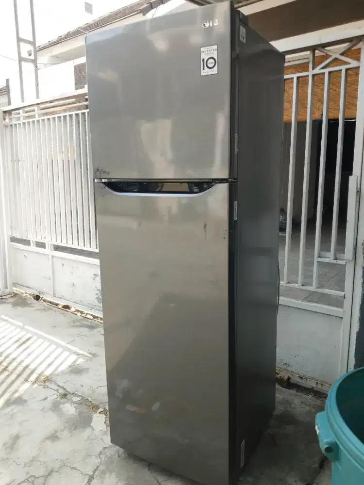 Kulkas lg 2 pintu ukuran tinggi bagus normal dingin beku siap pakai