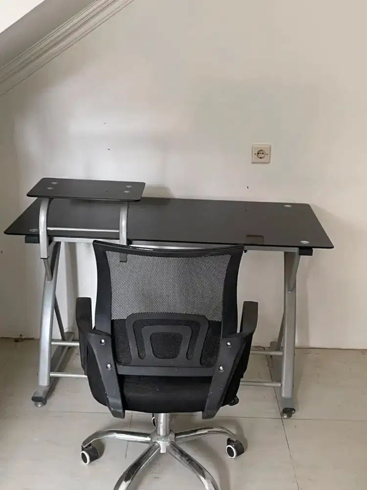 Meja dan kursi staf