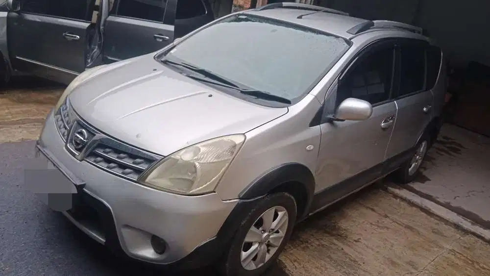 Dp.5 jt Nissan Livina XGear matic 2012