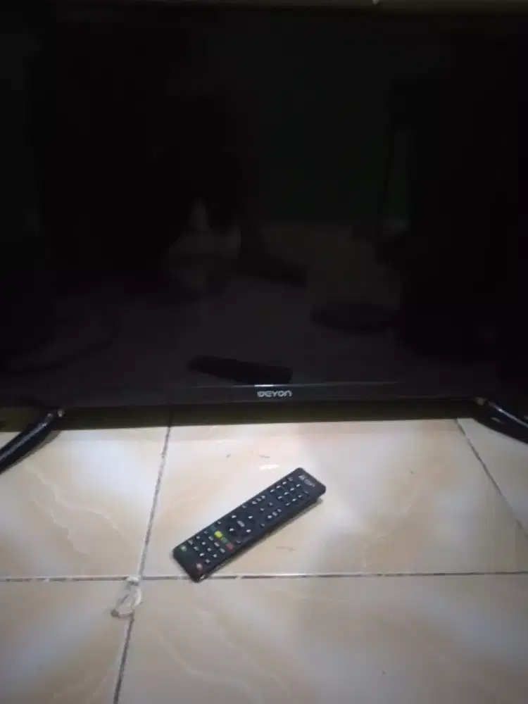 Tv digital 32' merk weyon cuma Rp 200rb.