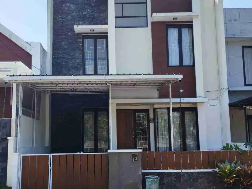 Rumah 2Lt Siap Huni Di Greenland Tidar Malang

Spesifikasi :

Luas Tanah : 120m²

Luas Bangunan : 140m²

Tingkat : 2 Lantai

Kamar Tidur : 4

Kamar Mandi : 2

Listrik : 4200Watt

Air : PDAM 

Carport : 1

Hadap : Selatan

Legalitas : SHGB

Harga 1,8 Milya