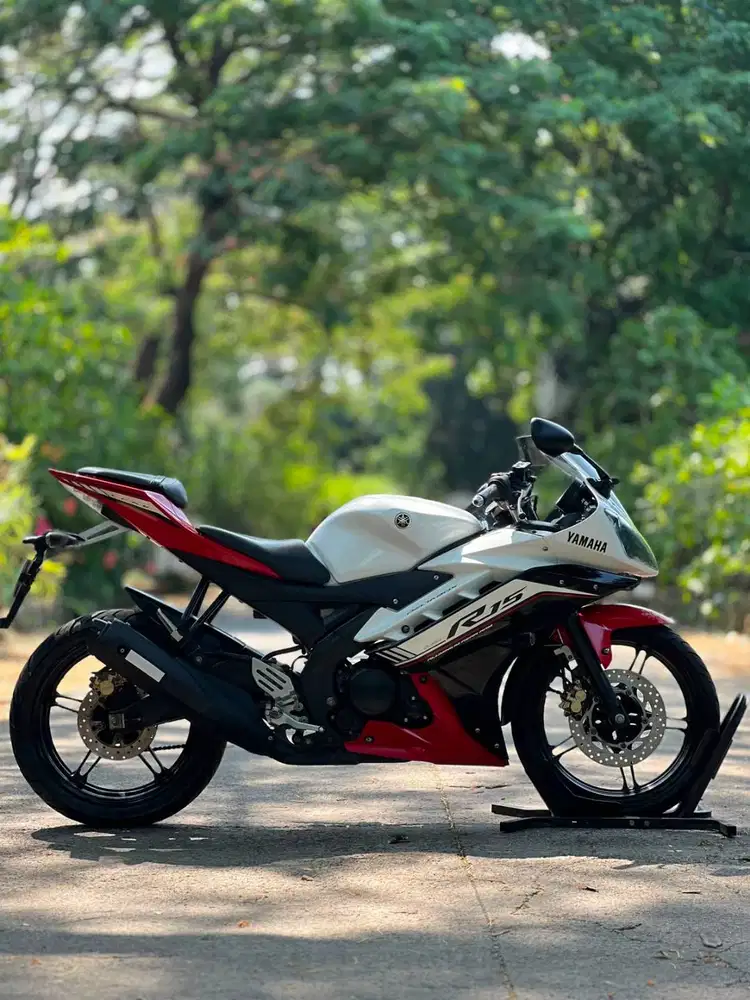 YAMAHA R15 V2 2017 MERAH PUTIH KM LOW PAJAK ON SUPER MULUS
