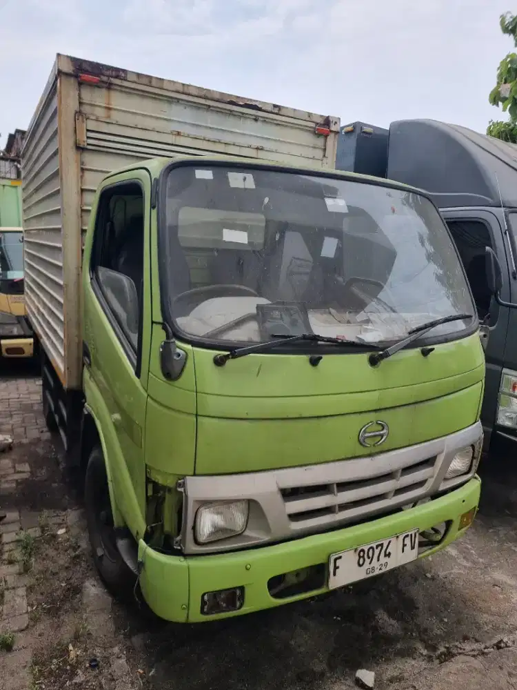 Hino dutro engkel th 2009