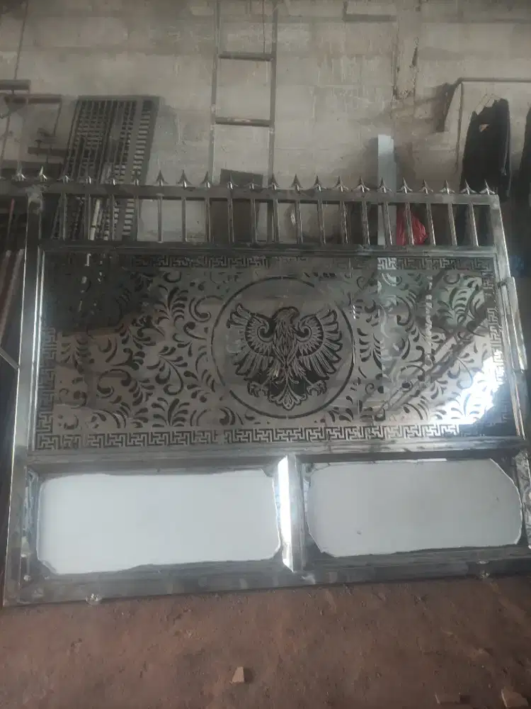 Tukang las panggilan profesional