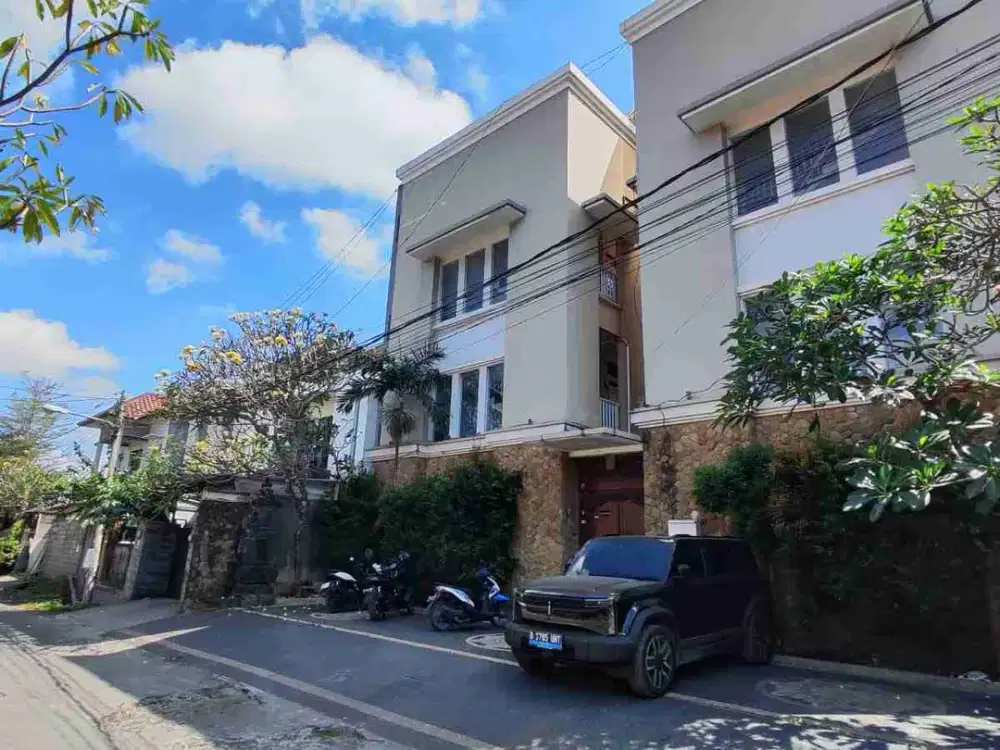 DI JUAL RUMAH KOST EXCLUSIVE
4 LANTAI - 32 KAMAR - LOKASI STRATEGIS RENON

LOKASI PREMIUM
Jl. Pemuda, Renon, Kec. Denpasar Timur, Kota Denpasar, Bali
Lokasi pusat kota, dekat perkantoran, kampus, rumah sakit & pusat perbelanjaan

SPESIFIKASI BANGUNAN :
-
