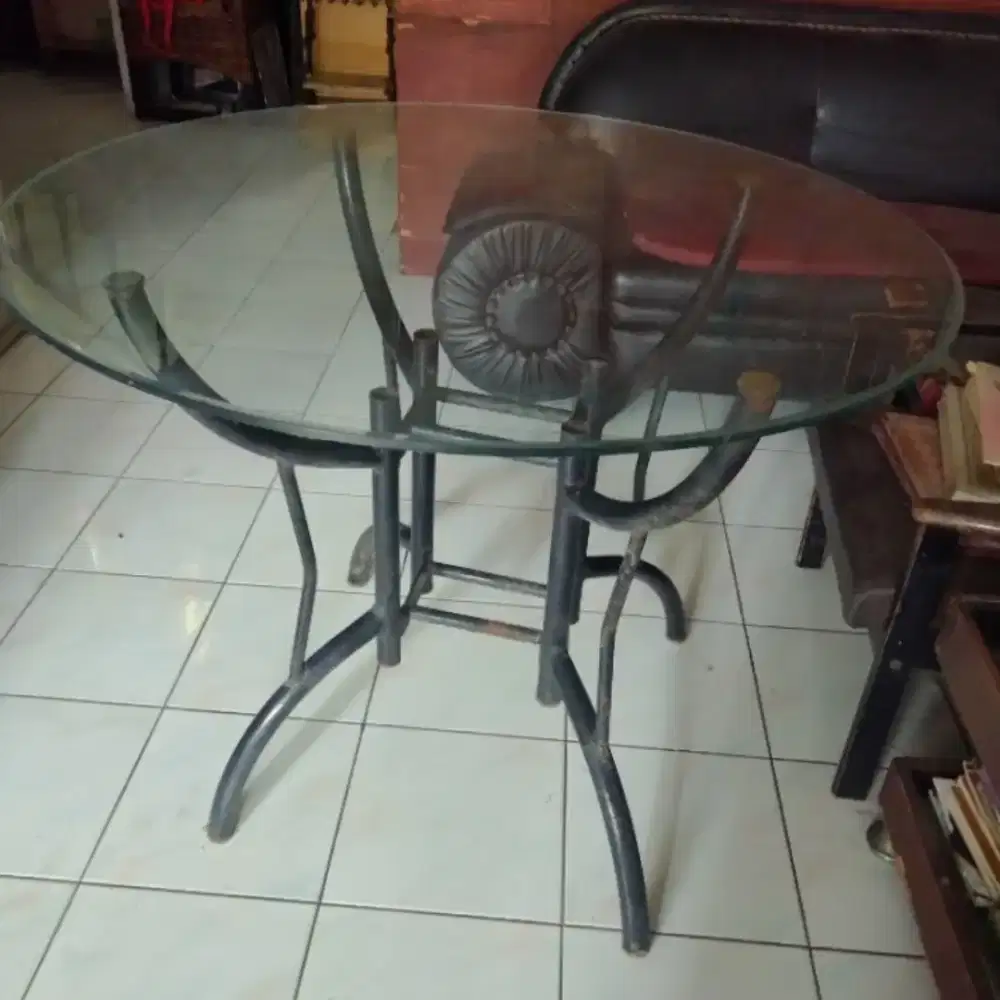 meja kaca ada 2 unit