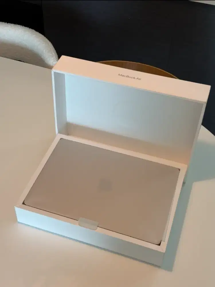 Macbook Air M3, 16/256, 15 Inchi, baterai health 100%, CC 60, stimewa