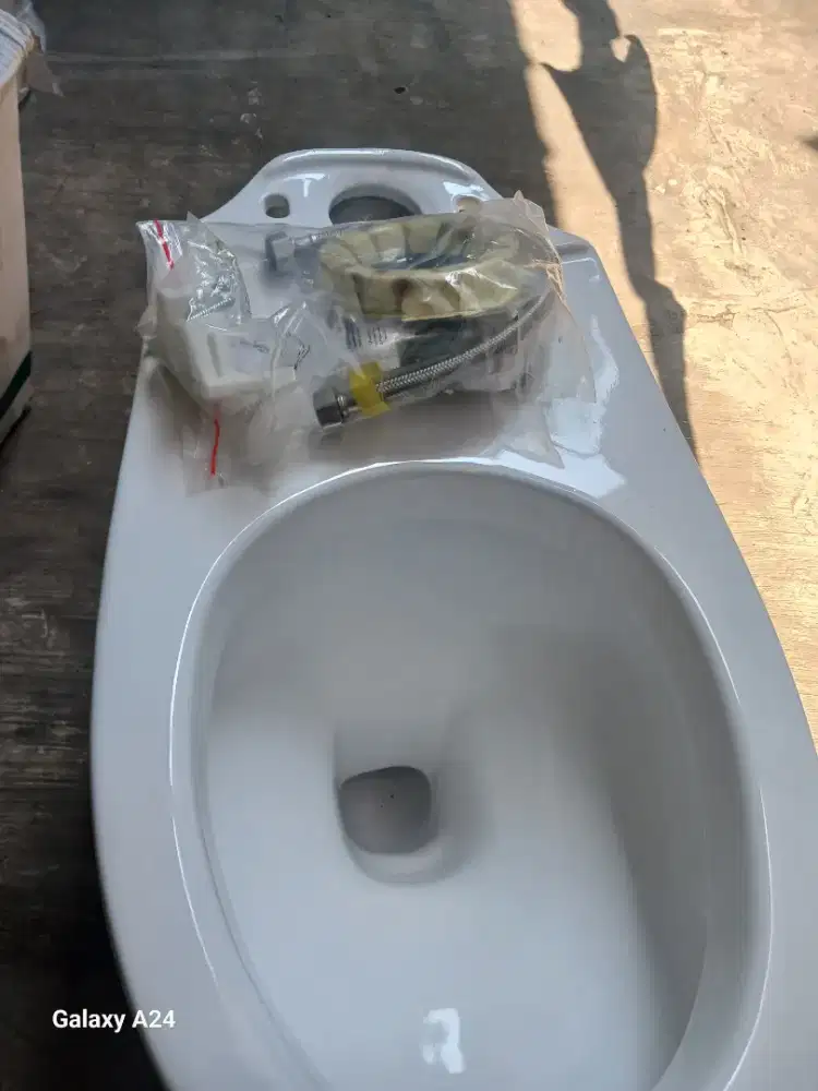Jual KLoset duduk merek olulu baru belum pernah di pakai dari beli