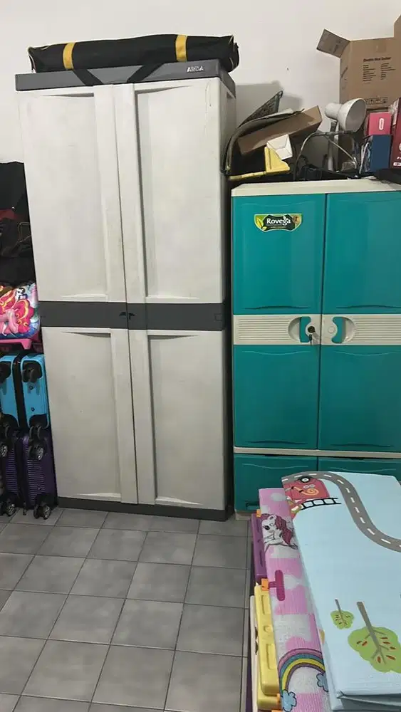 Lemari plastik besar