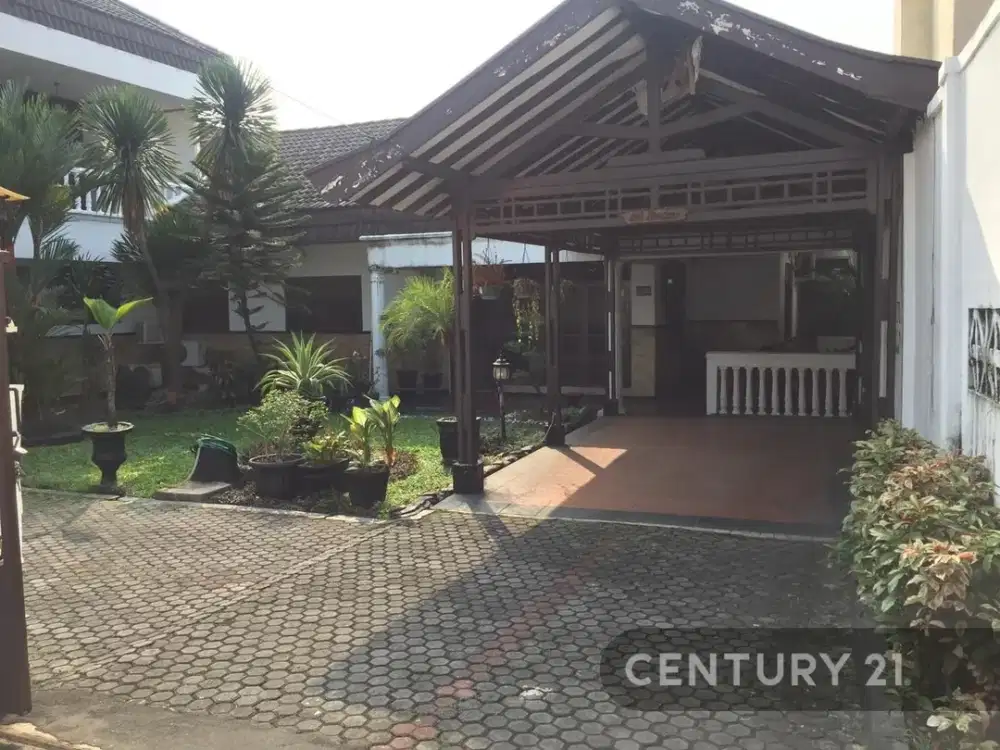 Rumah Strategis Di Kebon Nanas Selatan S5711