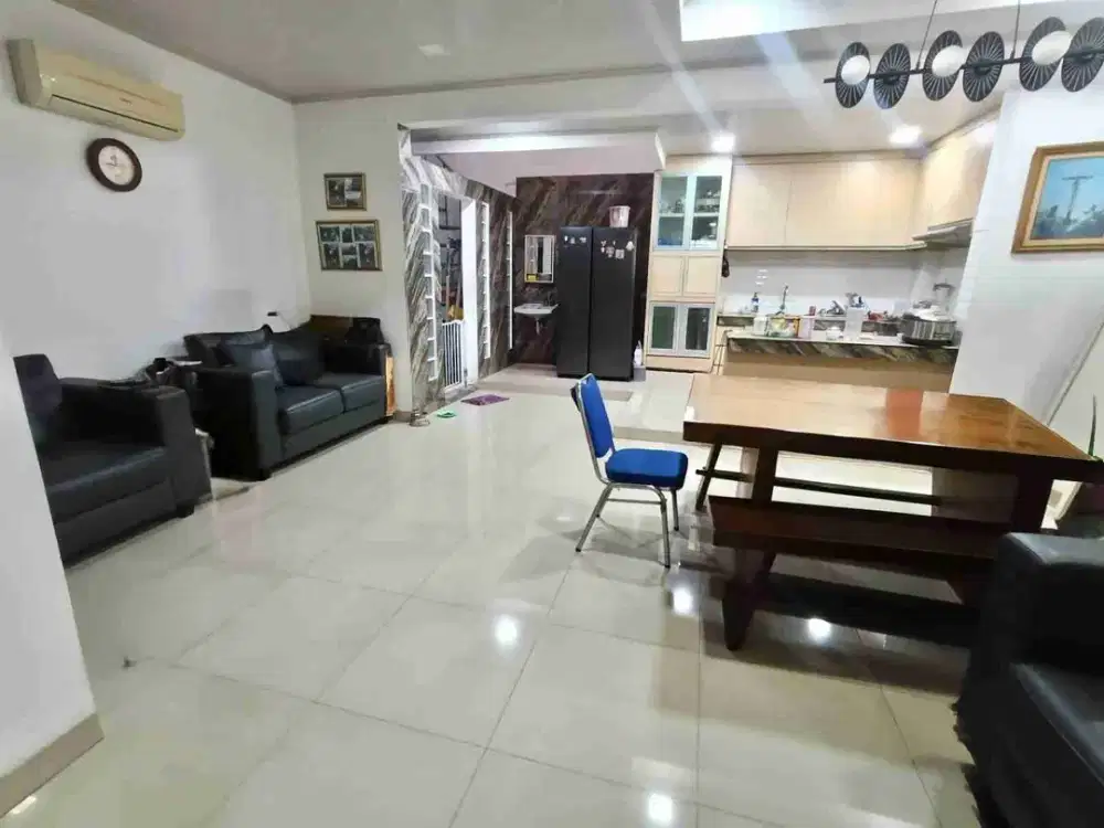 Rumah rapih udah renov 2 lantai dijual semi furnished perumahan Taman Modern Cakung Jakarta Timur