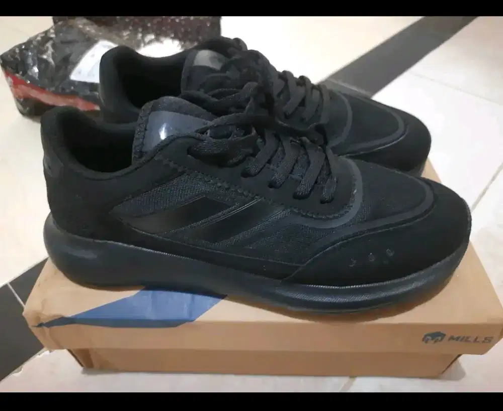 Sepatu Mills Ultras Clasica