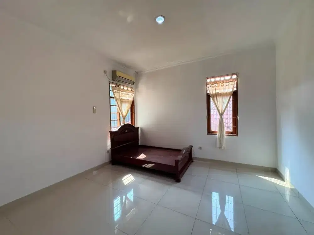 Rumah 4+1 KT & 4+1 KM, Luas & Nyaman di Kawasan Jatibening Pondok Gede, Bekasi — Semi Furnished! 030