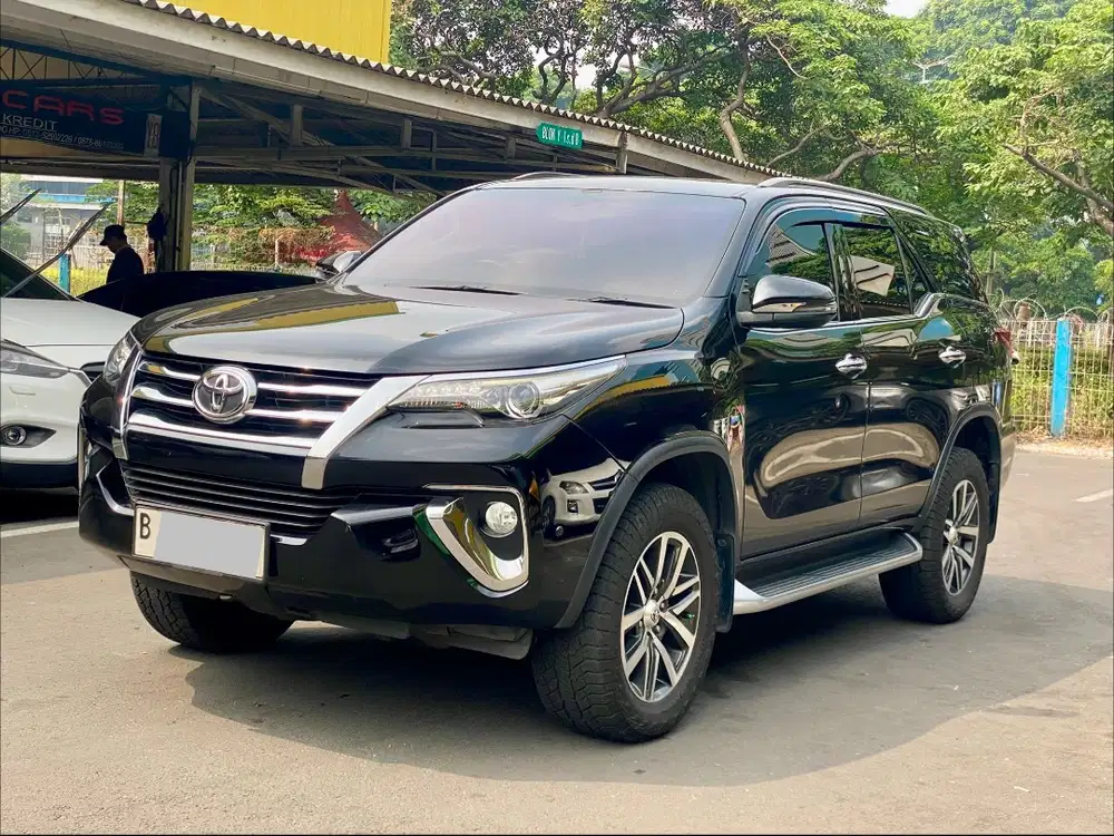 TOYOTA FORTUNER VRZ 2.4 AT 2020 HITAM